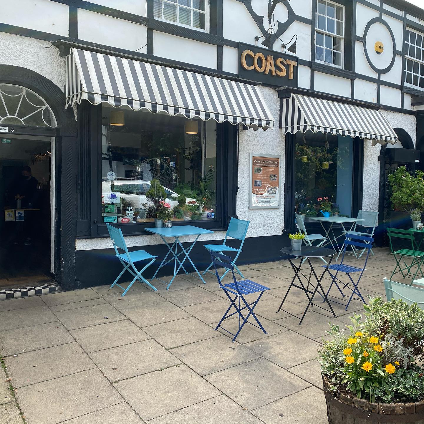 coast-coffee-cafe-in-woolton-with-chairs-outside