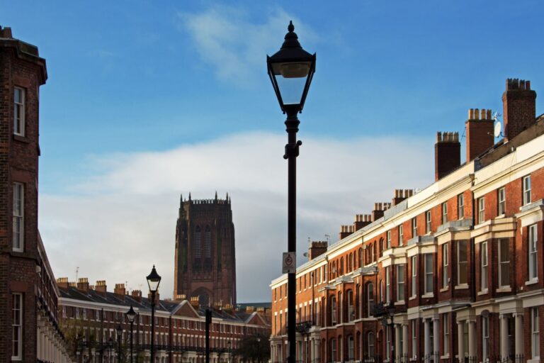 benefits of using estate agents feature image